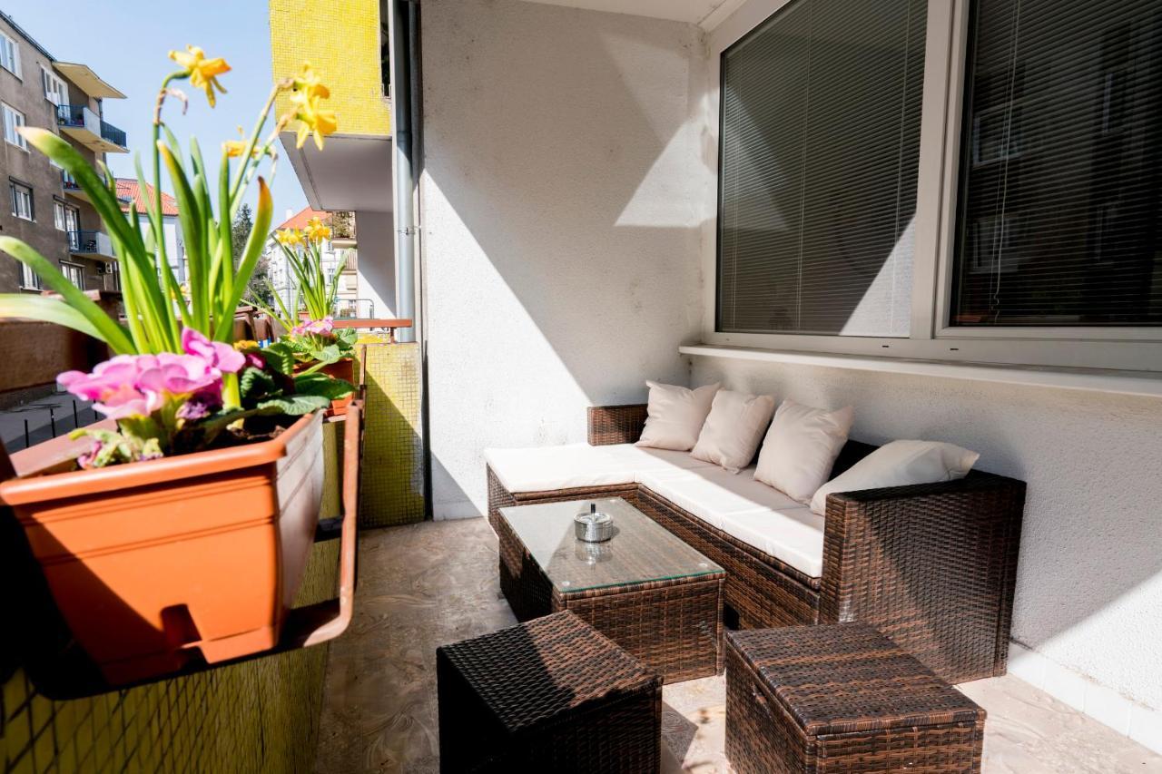 Stylish Centrally Located 1Br Apartment With Parking Pozsony Kültér fotó