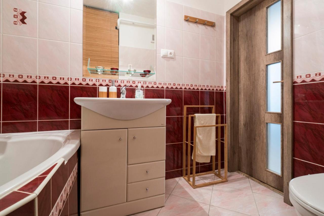 Stylish Centrally Located 1Br Apartment With Parking Pozsony Kültér fotó