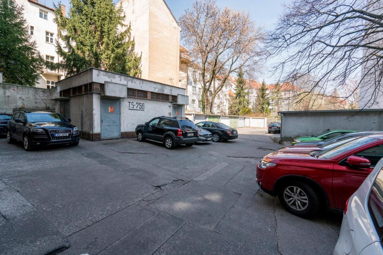 Stylish Centrally Located 1Br Apartment With Parking Pozsony Kültér fotó