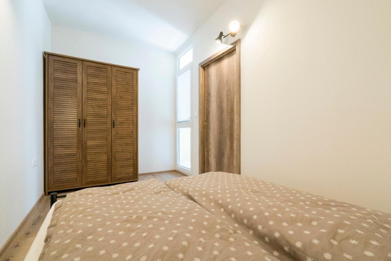 Stylish Centrally Located 1Br Apartment With Parking Pozsony Kültér fotó
